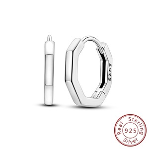 <span class=keywords><strong>Orecchini</strong></span> a cerchio semplici in argento Sterling 925 <span class=keywords><strong>con</strong></span> motivo geometrico lineare a forma di osso di <span class=keywords><strong>serpente</strong></span> e <span class=keywords><strong>orecchini</strong></span> a bottone in Zirconia bianco - Product Image 4