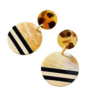 Boucles d'oreilles artisanales en résine, motif féerique, légères, colorées, tendance, bijoux statement, couleur personnalisable, pour femme, décontractées ou formelles - Product Image 1