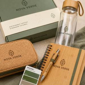 Ensemble d'entreprise durable avec logo personnalisé pour clients VIP, comprenant une bouteille en verre, un carnet en bambou, un étui en liège et une boîte cadeau - Product Image 4