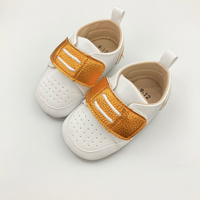 FS Vente en gros usine Chaussures Prewalker blanches à semelles souples Chaussures de marche légères pour tout-petits pour nouveau-nés de 0 à 12 mois Nouveau bébé en PU