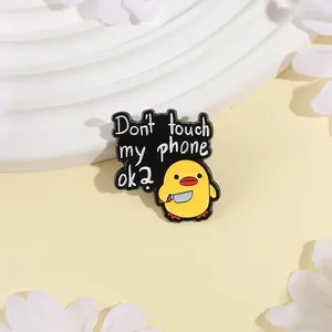 Spilla in smalto a forma di anatra simpatica con coltello, motivo 'Non toccare il <span class=keywords><strong>mio</strong></span> <span class=keywords><strong>telefono</strong></span>, ok', spilla a forma di animale cartone animato, distintivo da risvolto per zaino, gioiello regalo per amici - Product Image 3