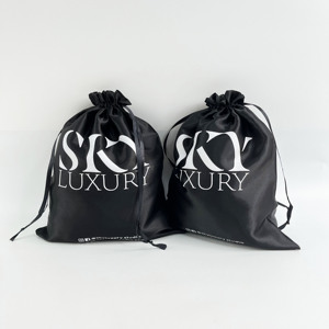 Bolsas de satén dorado mate con cordón, con logo negro impreso, para empaque de cosméticos, joyería, cabello, pelucas y accesorios. - Product Image 2