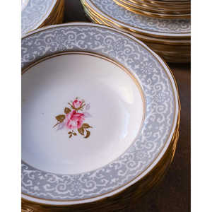 Ensemble de 8 assiettes à dîner en grès anglais de luxe, design européen moderne avec décoration grise et rose pour les hôtels - Product Image 5