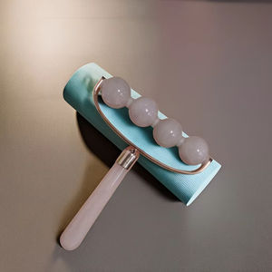 Masseur de cheveux à rouleau de jade avec manche en bois Outil de spa en cristal de pierre de Guasha naturelle pour les soins du cuir chevelu et la relaxation d'acupuncture - Product Image 2