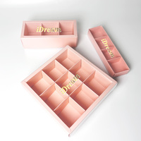 Boîte cadeau personnalisée avec logo en feuille métallisée, pelliculage mat, gaufrage, pour chocolats bonbons et macarons, avec doublure en éponge et fermeture magnétique