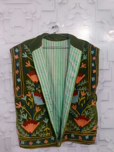 Élégant pull sans manches à superposition, ajustable avec lien à nouer, broderie florale Suzani faite main, col montant, tricoté pour l'hiver, couleur olive - Product Image 6
