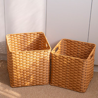 Panier de rangement en plastique durable imitation rotin marron avec poignées découpées, idéal pour les vêtements à la maison, les serviettes d'hôtel et l'organisation du linge.