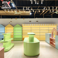 Solution de mobilier sur mesure pour magasin d'enfants : comptoir de vente au détail pastel, étagère d'affichage LED, présentoir pour boutique de jouets et kiosque de centre commercial