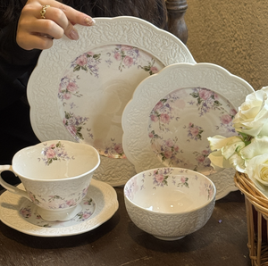 Elegante Juego de Vajilla de Porcelana con Relieve Floral Francés - Platos y Tazas de Cerámica con Rosas Rosadas Vintage para Bodas y Eventos, Venta al Por Mayor - Product Image 5