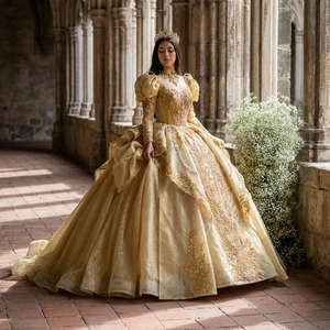Vestido de Quinceañera Moderno Xs270 en Dorado Brillante, Largo hasta el Suelo, Cola de Capilla, Espalda Descubierta, Apliques de Encaje y Lentejuelas, 100% Poliéster, México - Product Image 1