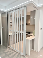Porte coulissante pliante en PVC sur mesure avec isolation acoustique, cloison accordéon moderne blanche pour séparation salon-cuisine