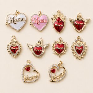 Ciondolo Trendy Placcato Oro 18K con Cuore Smaltato e Cristalli Scintillanti, Scritta in Rilievo, Regalo per la Festa della Mamma - Product Image 6
