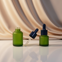 Bouteille en verre borosilicate personnalisable en forme d'épaule pour sérum de soin de la peau. Pompes pulvérisatrices compatibles avec les couvercles. Capacités multiples