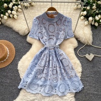 Robe décontractée élégante pour femme WIWT, rose, en dentelle ajourée, coupe trapèze, manches courtes, col montant, avec ceinture, pour soirée et usage quotidien
