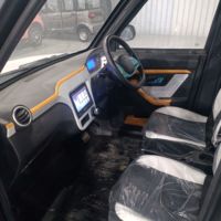 Mini SUV Eléctrico de Fábrica con Volante a la Derecha, 4 Puertas, Vehículo Eléctrico de Pasajeros con Barra de Luces en el Techo, Automóvil Eléctrico para Exportación