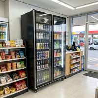Réfrigérateur commercial vertical à trois portes vitrées pour la présentation de vins à température constante, idéal pour les bars, les hôtels et les restaurants