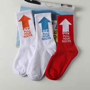 Chaussettes unisexes respirantes en jacquard à motif lettres rouge, bleu, orange, avec logo en coton sur le dessous, idéales pour la course printanière - Product Image 1