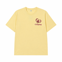 T-shirt personnalisé brodé avec empreinte de patte en forme de cœur, design minimaliste et texte personnalisé pour les propriétaires d'animaux – Vêtement quotidien