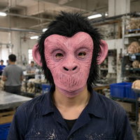 Masque intégral en latex de chimpanzé rose, texture faciale, cheveux noirs épais, grandes oreilles, rides détaillées, doux, confortable, amusant, drôle