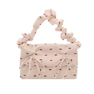 Un dulce bolso de mujer con lunares y lazos, diseño plisado y tonos suaves - Product Image 2