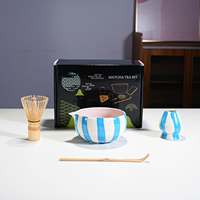 Accessoires et outils pour matcha, bols en céramique peints à rayures colorées, fouet à matcha, coffret cadeau avec bec verseur