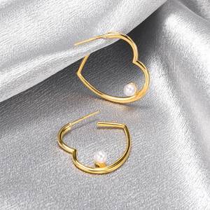 Boucles d'oreilles créoles en or E2155 avec perle blanche imitation sertie, bijoux minimalistes pour femmes, à porter au quotidien - Product Image 3