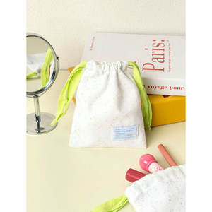 Sacs et étuis à cosmétiques compacts souples à la maison - Product Image 1