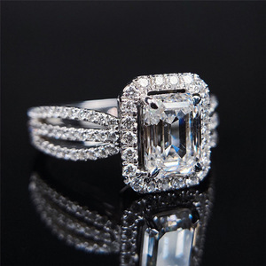 Anello Minimalista Geometrico in Cristallo per Donne, Elegante Accessorio di Moda per Uso Quotidiano - Product Image 2