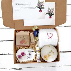 Coffret cadeau <span class=keywords><strong>personnalisé</strong></span> pour le bien-être personnel avec bougie à la cire <span class=keywords><strong>de</strong></span> soja, crochet et carte <span class=keywords><strong>de</strong></span> fleur <span class=keywords><strong>de</strong></span> <span class=keywords><strong>naissance</strong></span> - Product Image 5