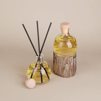 Bouteille diffuseur de parfum en verre transparent minimaliste ronde de 160 ml, vide, avec couvercle en bois naturel, par Eric Custom
