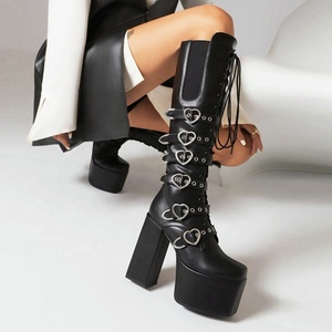 Bottes hautes à plateforme épaisse pour femme, grande taille 48, avec boucles métalliques en forme de cœur, à lacets, talons épais, bottines en cuir verni, chaussures à coupe large - Product Image 4