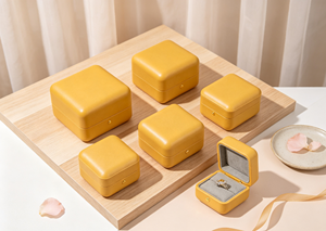 XINYUAN BGE-01 Caja Cuadrada de Alta Gama, Exterior de Cuero Sintético Amarillo Fino, Forro de Franela Gris Suave, Cierre Magnético de Metal Dorado - Product Image 4
