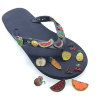 Alliage personnalisé abeille et tasse de crème glacée breloques de chaussures pour tongs fille robe accessoire ornements broches ornements