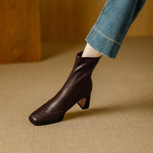 Botín de Mujer con Tacón Grueso y Punta Cuadrada, Cómodo y Multifuncional, con un Diseño de Estilo Retro - Product Image 4