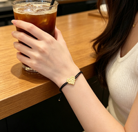 Bracelet Cœur Géométrique en Acier Inoxydable Plaqué Or, Étanche et Inaltérable, Bijou Minimaliste, Cadeau pour Femme