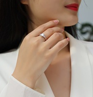 Bague de mode en moissanite taille princesse 1 carat avec sertissage à griffes et certificat pour femme – Vente en gros