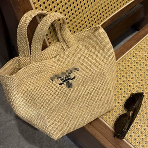 Borsa Cosmetica Intrecciata a Mano in Paglia a Righe, Nuova Collezione Primavera Estate 2025, con Cerniera e Tre Manici, per Vacanze al Mare - Product Image 1