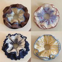 Chouchou coréen vintage bleu clair rayé en dentelle double couche avec élastique pour femme, idéal pour une coiffure élégante en queue de cheval ou chignon pour les soirées.