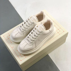 Venta al por mayor de zapatillas blancas personalizadas Unisex de cuero zapatos casuales de moda suela gruesa zapatos para caminar - Product Image 1