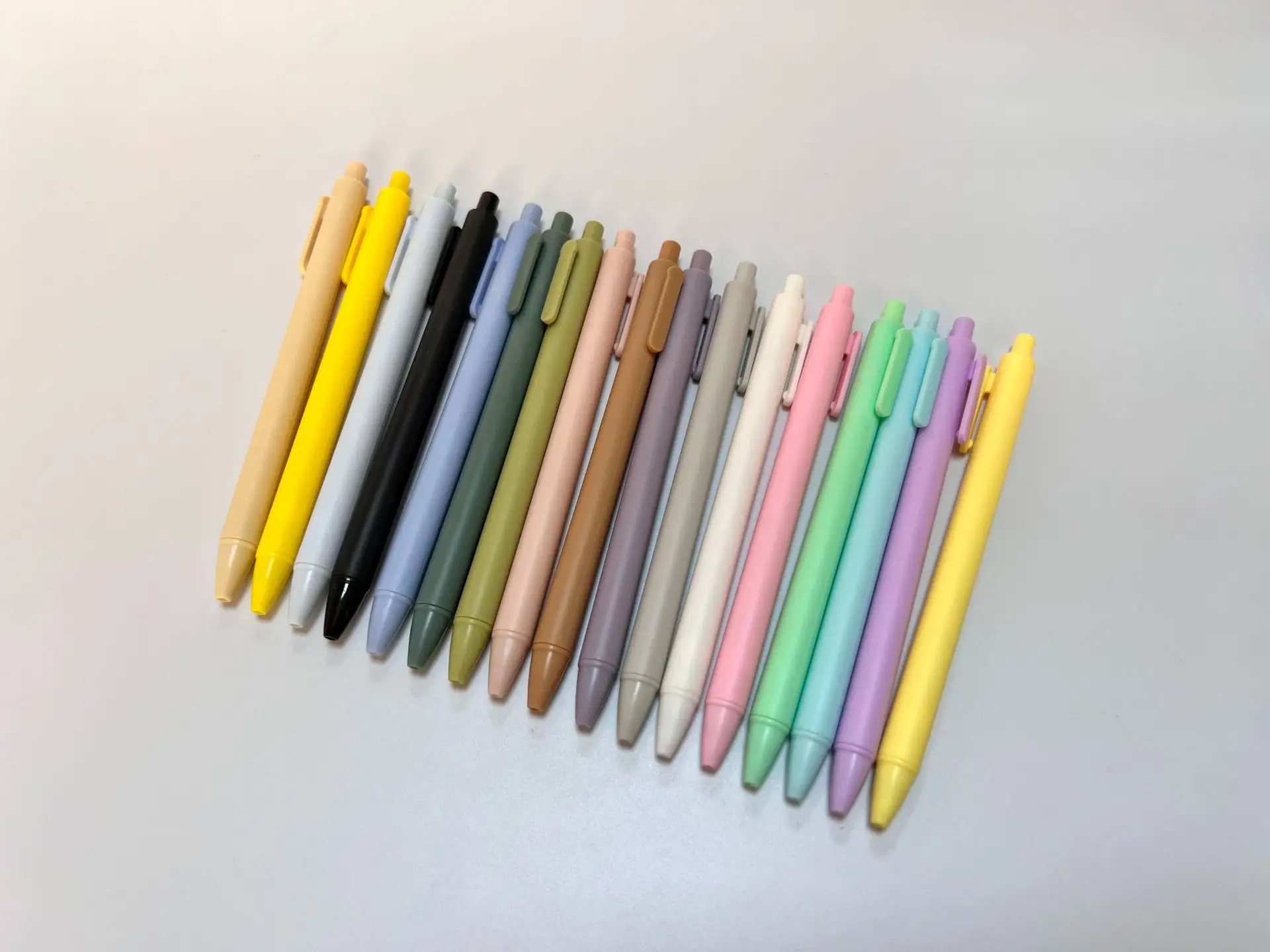 قلم جاف رخيص للترويج للهدايا المدرسية قلم حبر جاف مطبوع للأعمال من البلاستيك أو المعدن