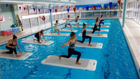 Plate-forme gonflable de yoga pour la piscine