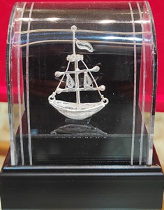 Figurine de bateau en cristal transparent, cube décoratif gravé au laser 3D, cadeau pour anniversaire - Product Image 1