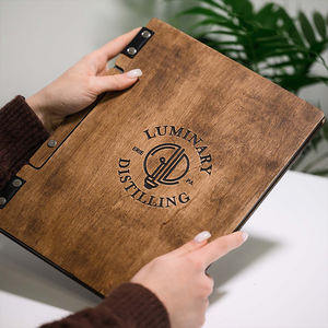 कस्टम उत्कीर्ण कवर डीलक्स स्टाइलिश रेस्तरां मेनू धारक हार्डकवर लकड़ी के मेनू धारक हार्डकवर लकड़ी के मेनू धारक - Product Image 2