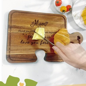 Planche à découper en bois d'acacia en forme de puzzle, 13,19 po x 7,94 po, gravée pour maman, planche à servir le fromage - Product Image 4
