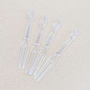 Tenedores desechables de plástico transparente grueso para frutas, tenedores de bambú PS, brochetas para frutas, tenedores de dos puntas al por mayor. - Product Image 2
