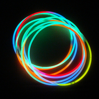 Ensemble 100 Fluorescence Light Glow Stick Colliers 3 couleurs Party Favor pour les mariages Halloween Pâques Noël Body Dancing Flash