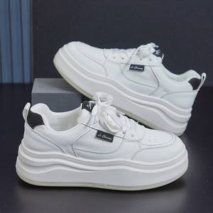 รองเท้าผ้าใบสีขาวลำลองสำหรับผู้หญิง สีดำขาว ดีไซน์ระบายอากาศได้ดี ดีไซน์ระดับไฮเอนด์ พื้นหนา รองเท้าผ้าใบอเนกประสงค์ - Product Image 4