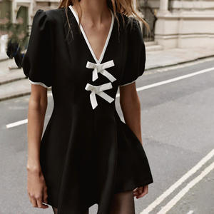 Robe courte à manches bouffantes contrastées noir et blanc pour femmes, détail nœud, col en V, élégante, décontractée, tenue de tous les jours, tenue urbaine pour rendez-vous galant - Product Image 1