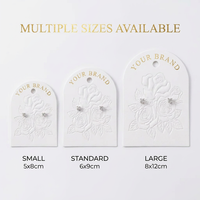Carte de présentation de bijoux en papier de coton blanc avec logo personnalisé en relief floral rose, dessus arqué, vente en gros, usine OEM