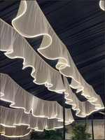 Voile de plafond blanc en forme de S avec bande lumineuse LED pour décoration de plafond de mariage